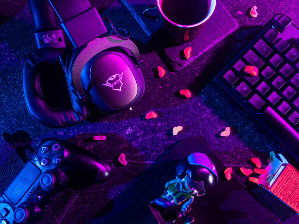 A gaming desk equipped with a keyboard, mouse, and headphones, optimized for Dawncraft Server Hosting.